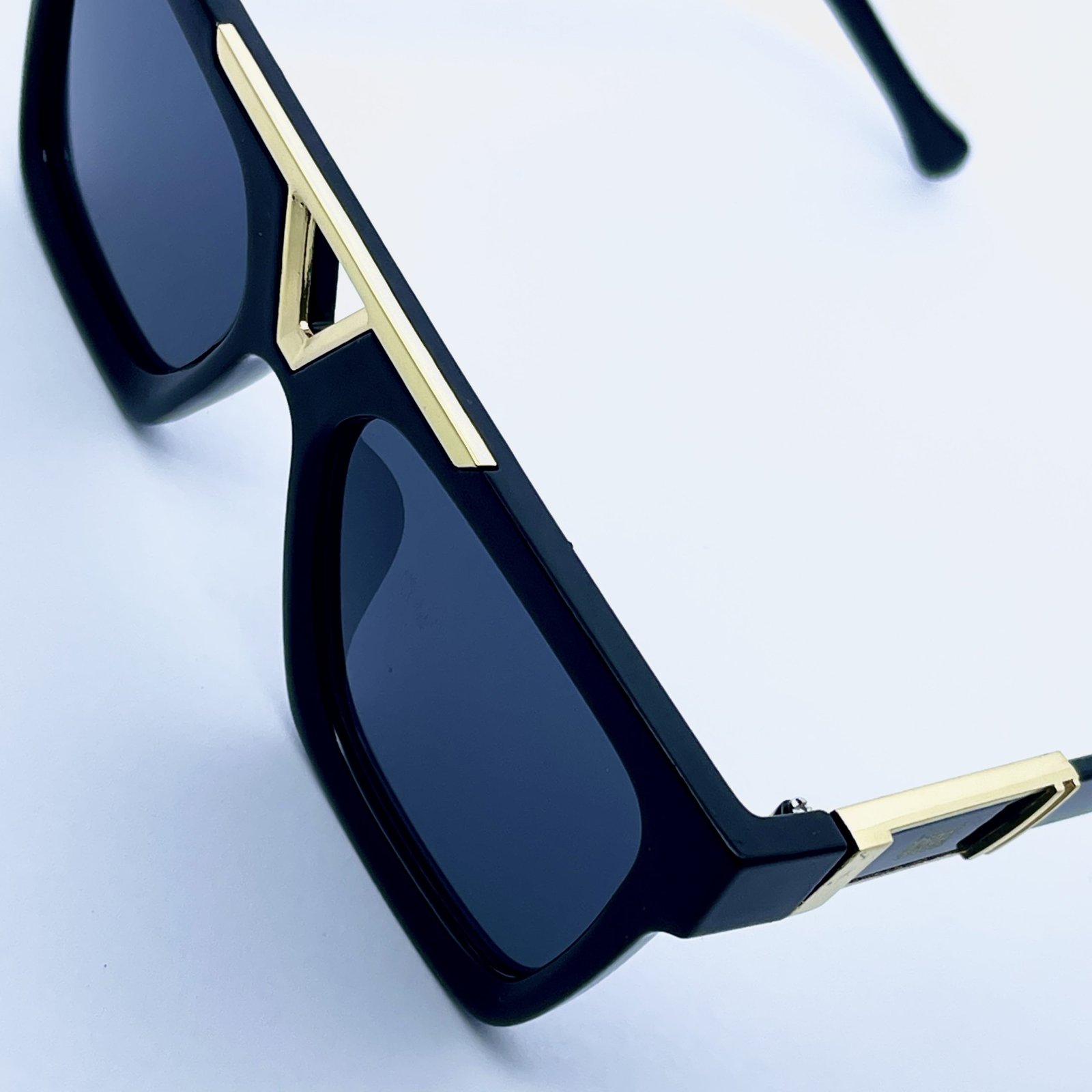 Óculos de Sol Dot Beat Mascate Unissex Quadrado Máscara Preto e Dourado - Image 4